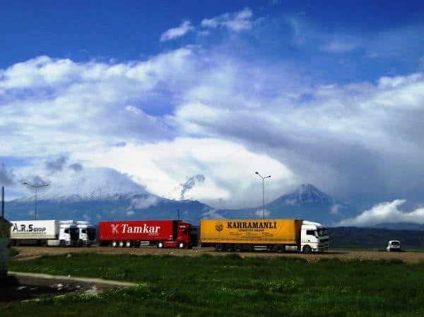 Tragedy in Cusco: Collision Between Minivan and Trailer Leaves 13 Dead
