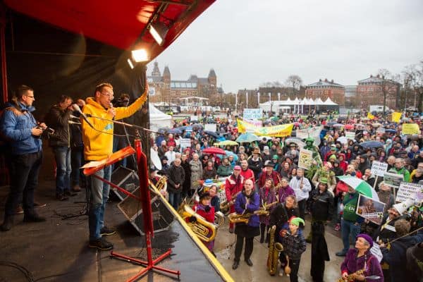 Minister Beenders vraagt om onderzoek naar prijzen van Play Sports