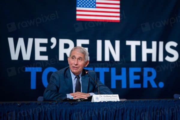 Il Comitato del Senato degli Stati Uniti Vota per Accusare Fauci di Disobbedienza al Congresso
