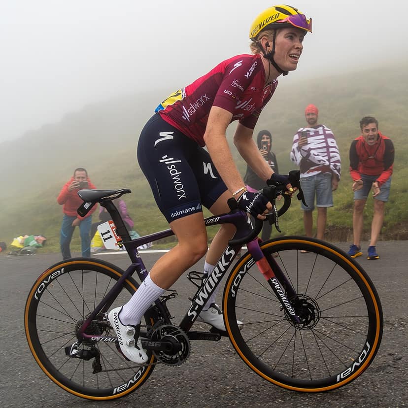 Kasia Niewiadoma wint op Mont Ventoux en pakt gele trui in Tour de France Femmes