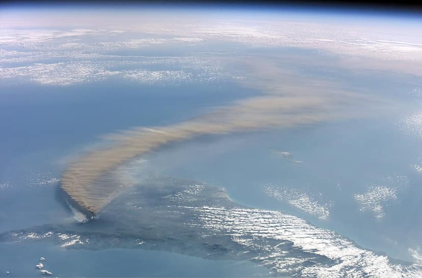 Toeristen stromen naar de Etna te midden van de aanhoudende uitbarsting