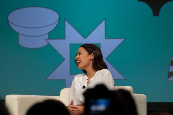 Ocasio-Cortez admite candidatura à presidência dos EUA em 2028