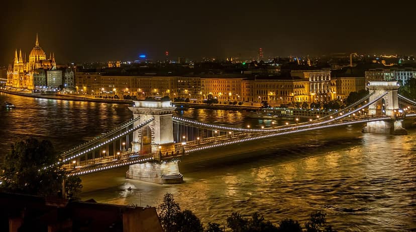 Budapest schaltet Lichter aus: Donau-Niedrigwasser führt zu Energiesparmaßnahmen