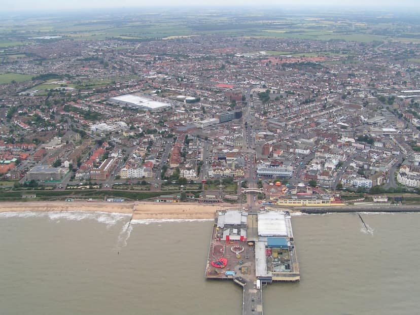Nigel Farage se enfrenta a Count Binface en Clacton-on-Sea