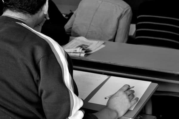 Des experts en psychologie analysent la relation entre voiture sale et stress