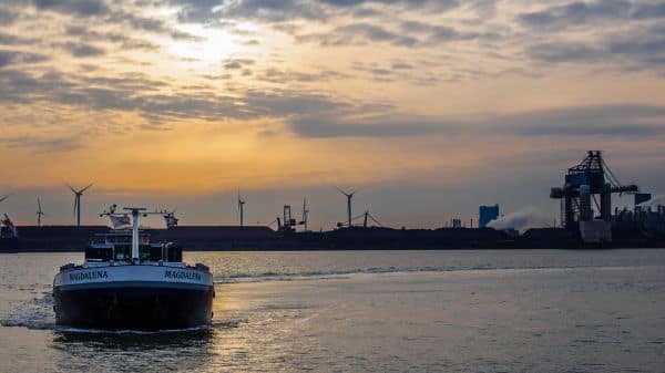 Colisión entre un barco fluvial y una embarcación de recreo en el Canal Alberto en Schoten