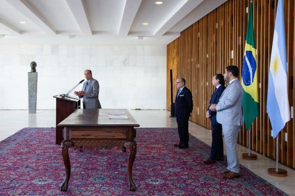 Irão apresenta exigências para reabertura do estreito de Ormuz