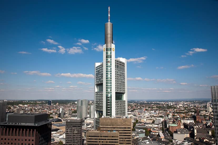 Commerzbank steigert Gewinn und führt Gespräche mit UniCredit