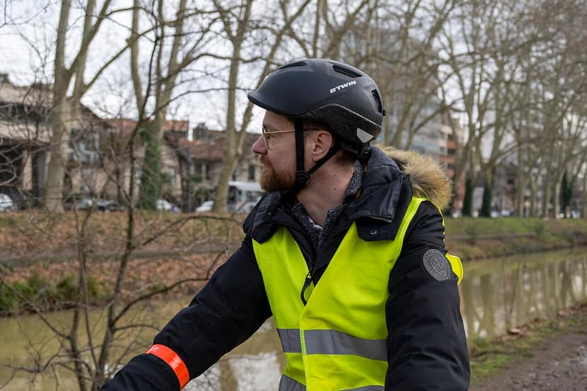 Helm und Warnweste für E-Scooter-Nutzer in Paris Pflicht