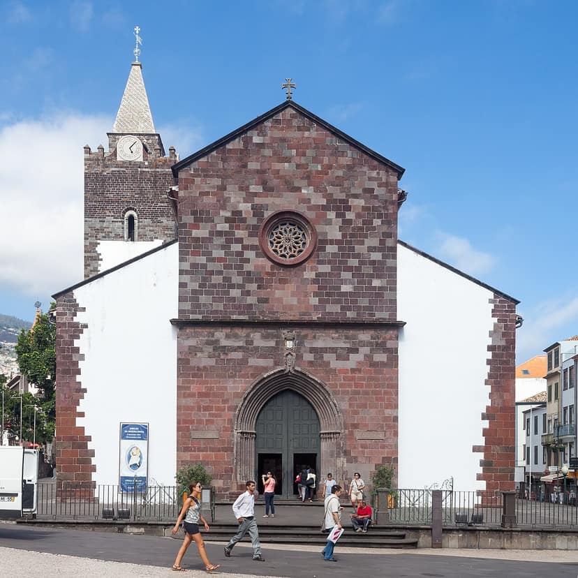 Cristiano Ronaldo reagiert auf Hochzeitsgerüchte in der Kathedrale von Funchal