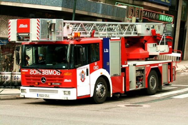 Rescatan a dos adultos y a un niño en Granada tras caer un coche 20 metros