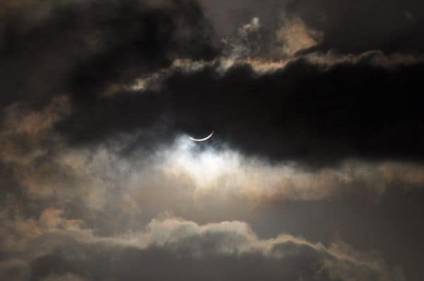 Falta de óculos para o eclipse gera corrida às farmácias em Lisboa