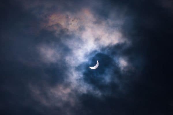 Eclipse solaire : conseils de sécurité et pénurie de lunettes de protection
