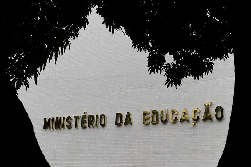 Ministério da Educação reconhece atrasos em reapreciações de exames
