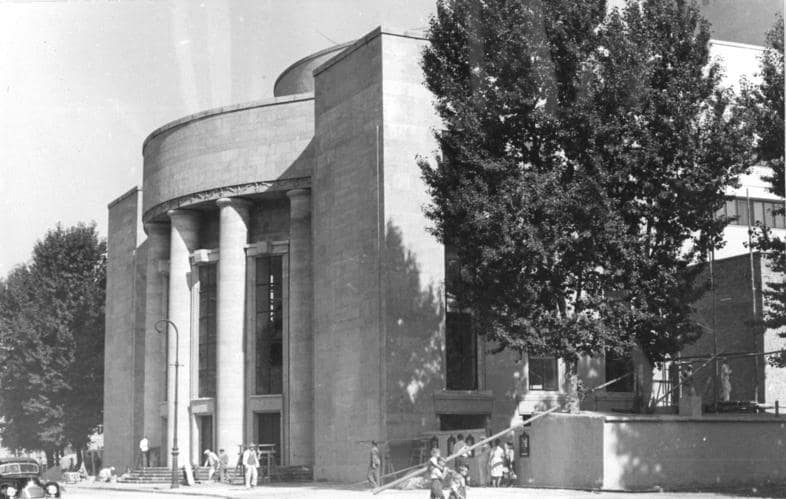 Temporary swimming pool opens at Berlin's Volksbühne