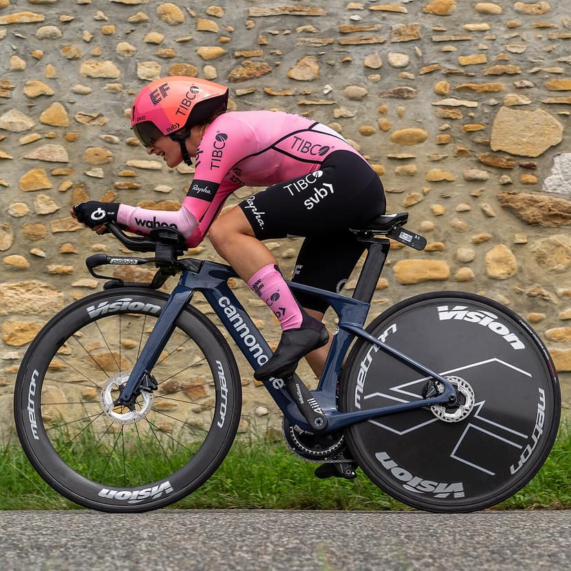 Demi Vollering wint voor de tweede keer de Tour de France Femmes